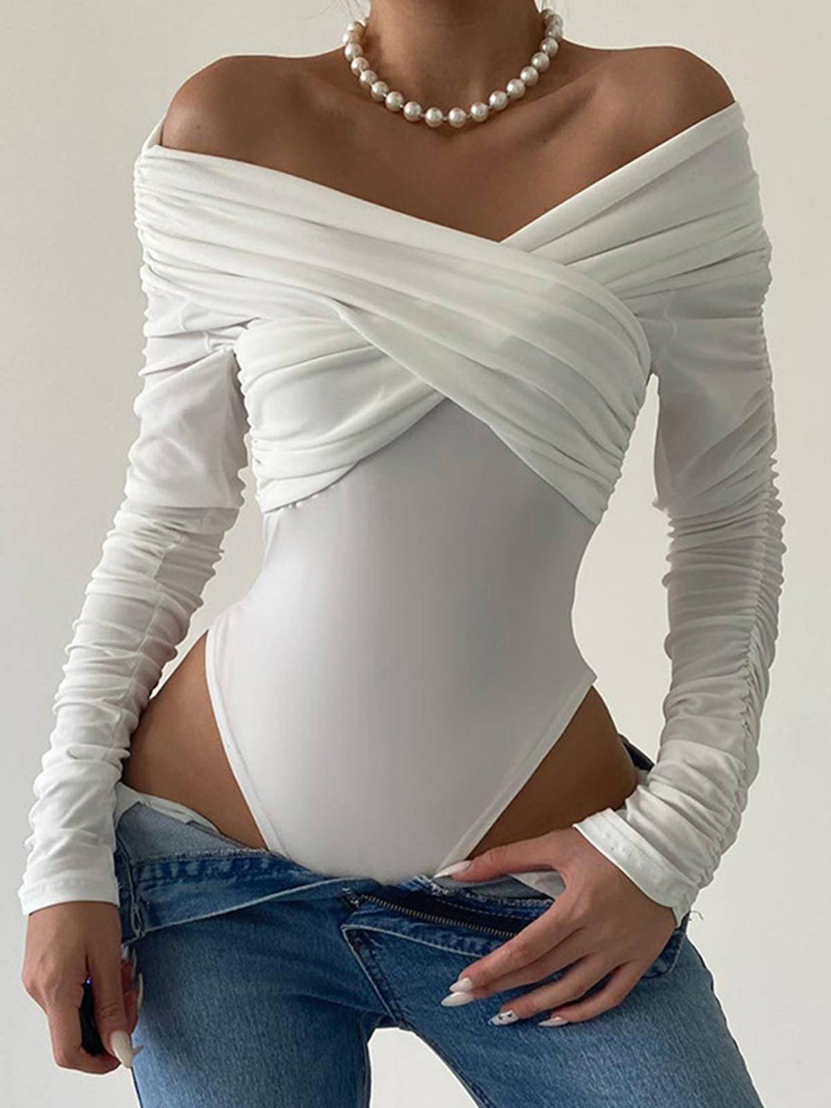 Plunora - Slinky Crossover Off Shoulder Bodysuit met Lange Mouwen