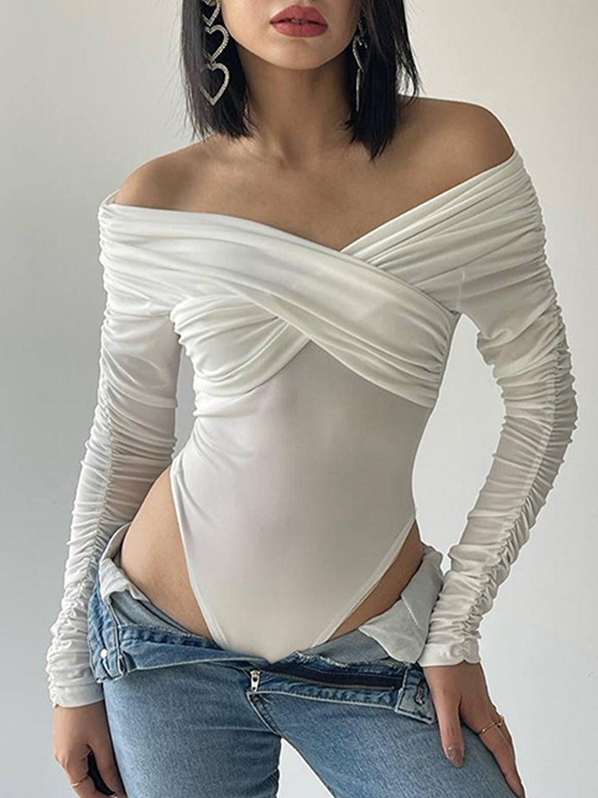 Plunora - Slinky Crossover Off Shoulder Bodysuit met Lange Mouwen