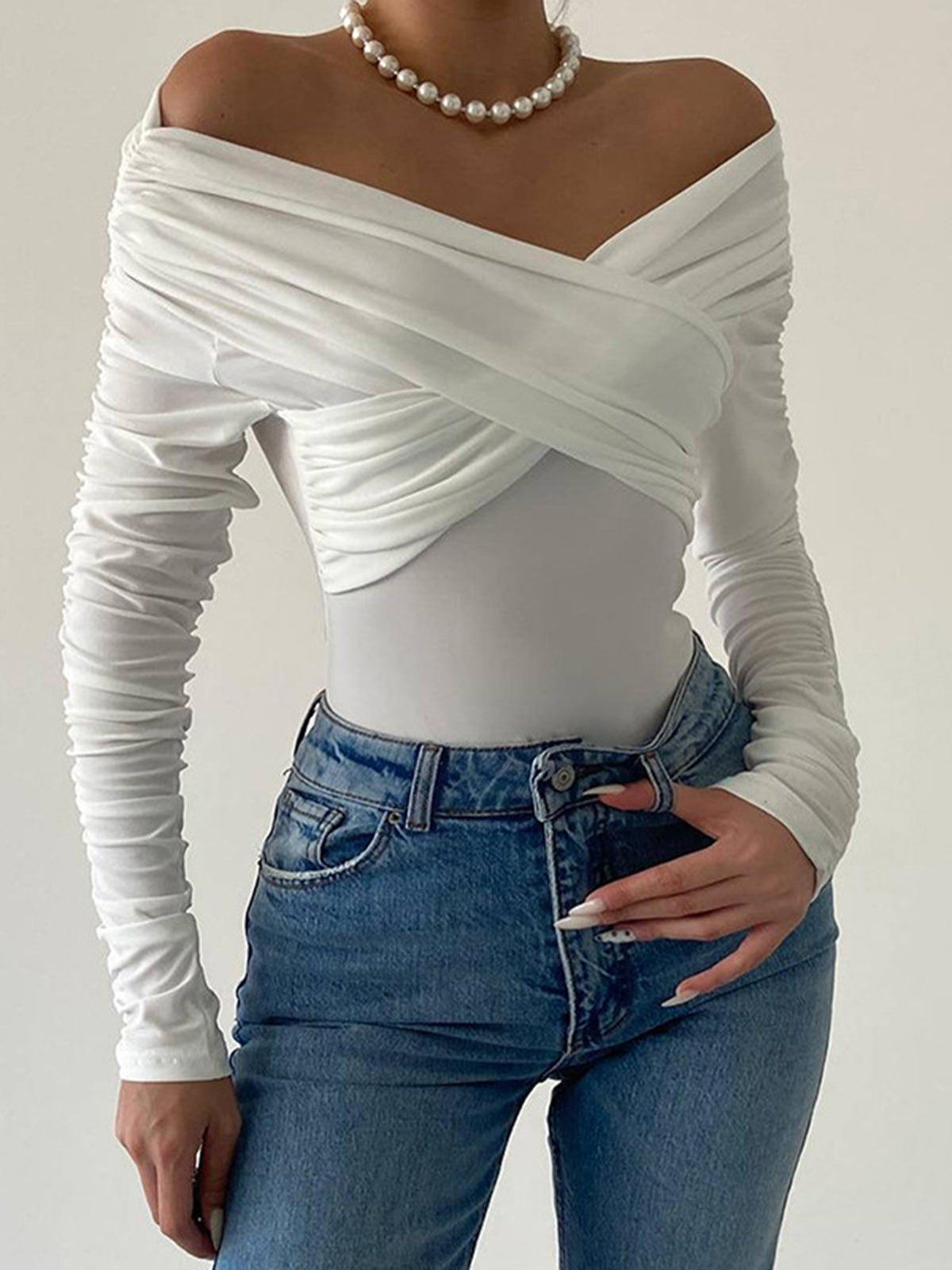 Plunora - Slinky Crossover Off Shoulder Bodysuit met Lange Mouwen