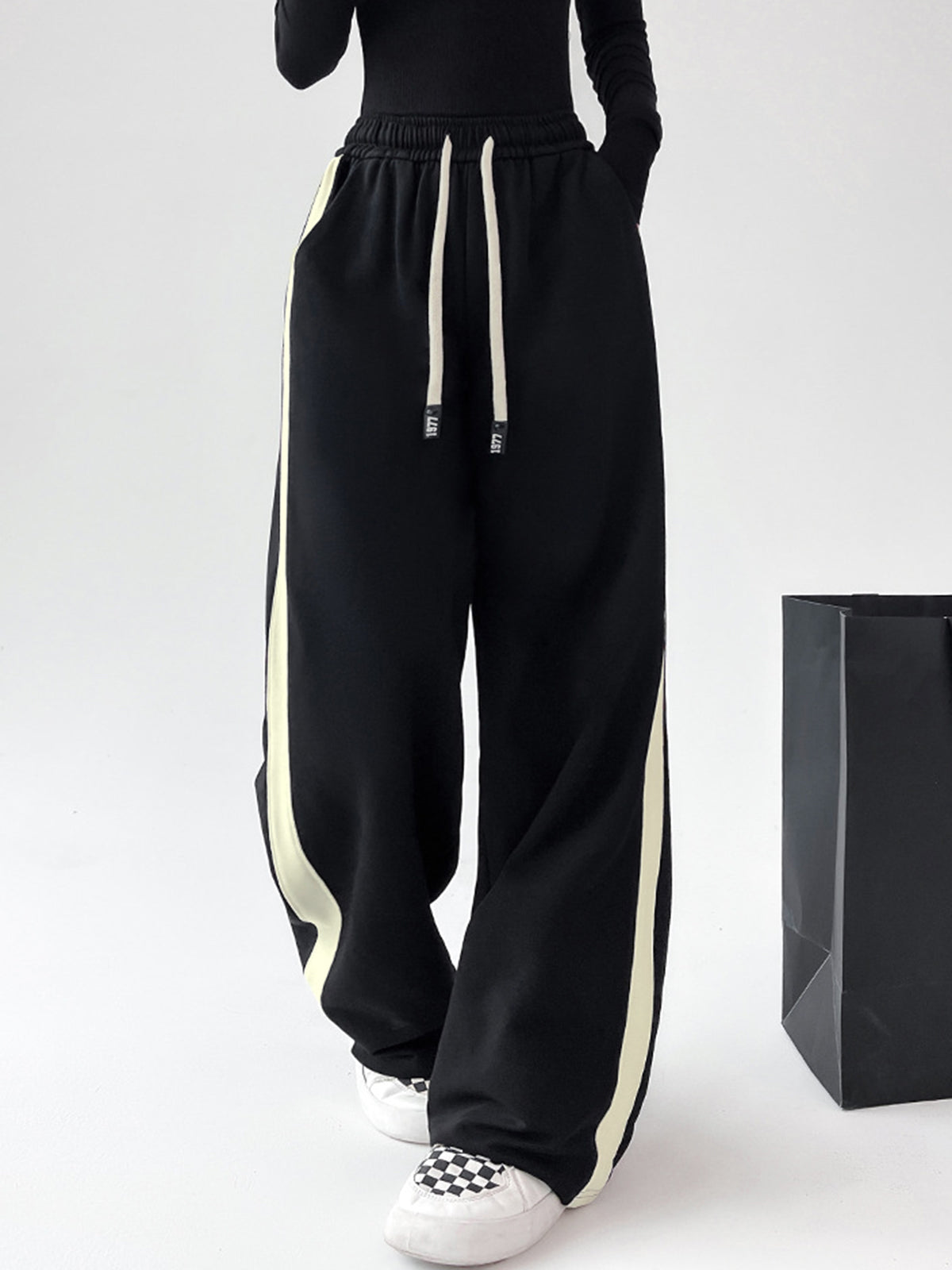 Plunora - Wide Leg Sweatpants met Trekkoord en Contrasterende Bies