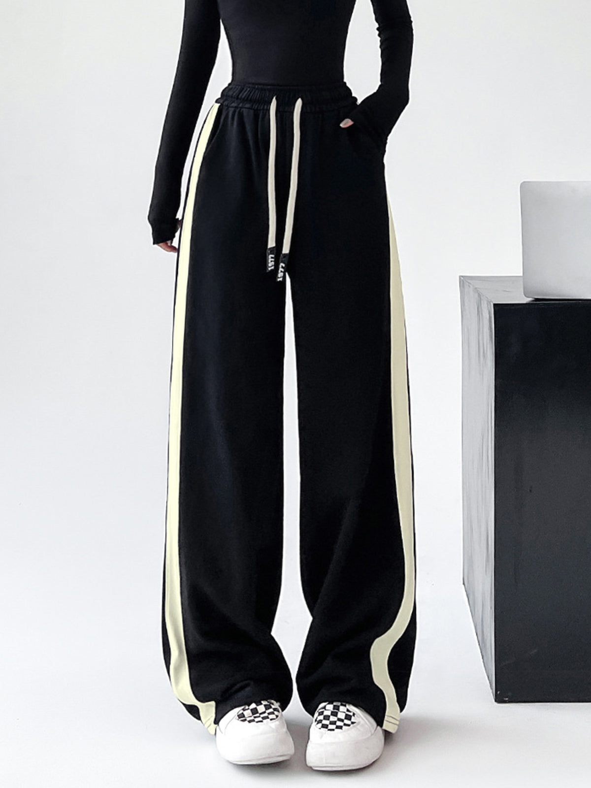 Plunora - Wide Leg Sweatpants met Trekkoord en Contrasterende Bies