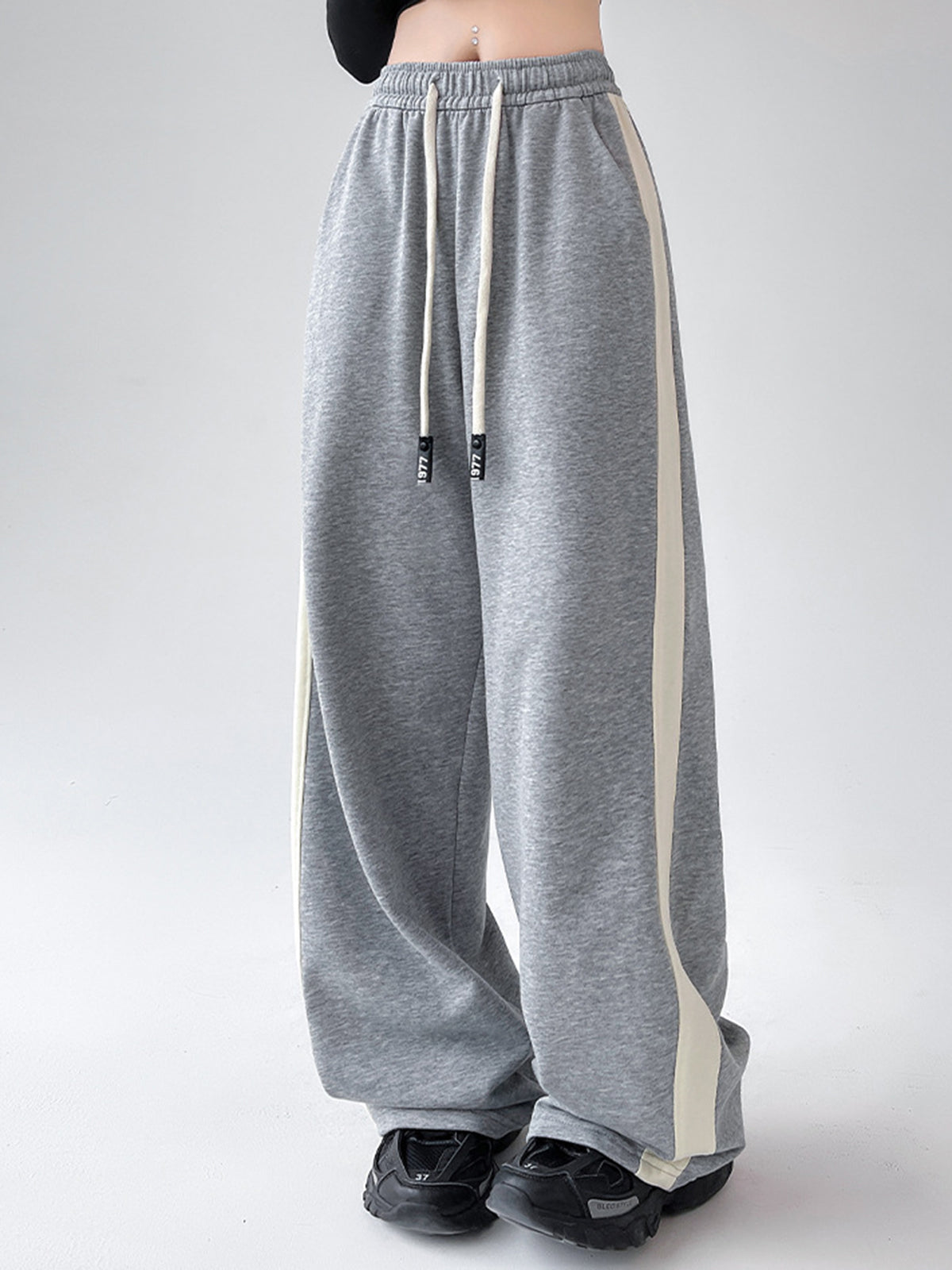 Plunora - Wide Leg Sweatpants met Trekkoord en Contrasterende Bies