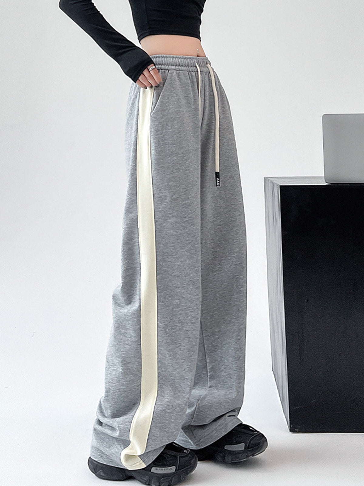 Plunora - Wide Leg Sweatpants met Trekkoord en Contrasterende Bies