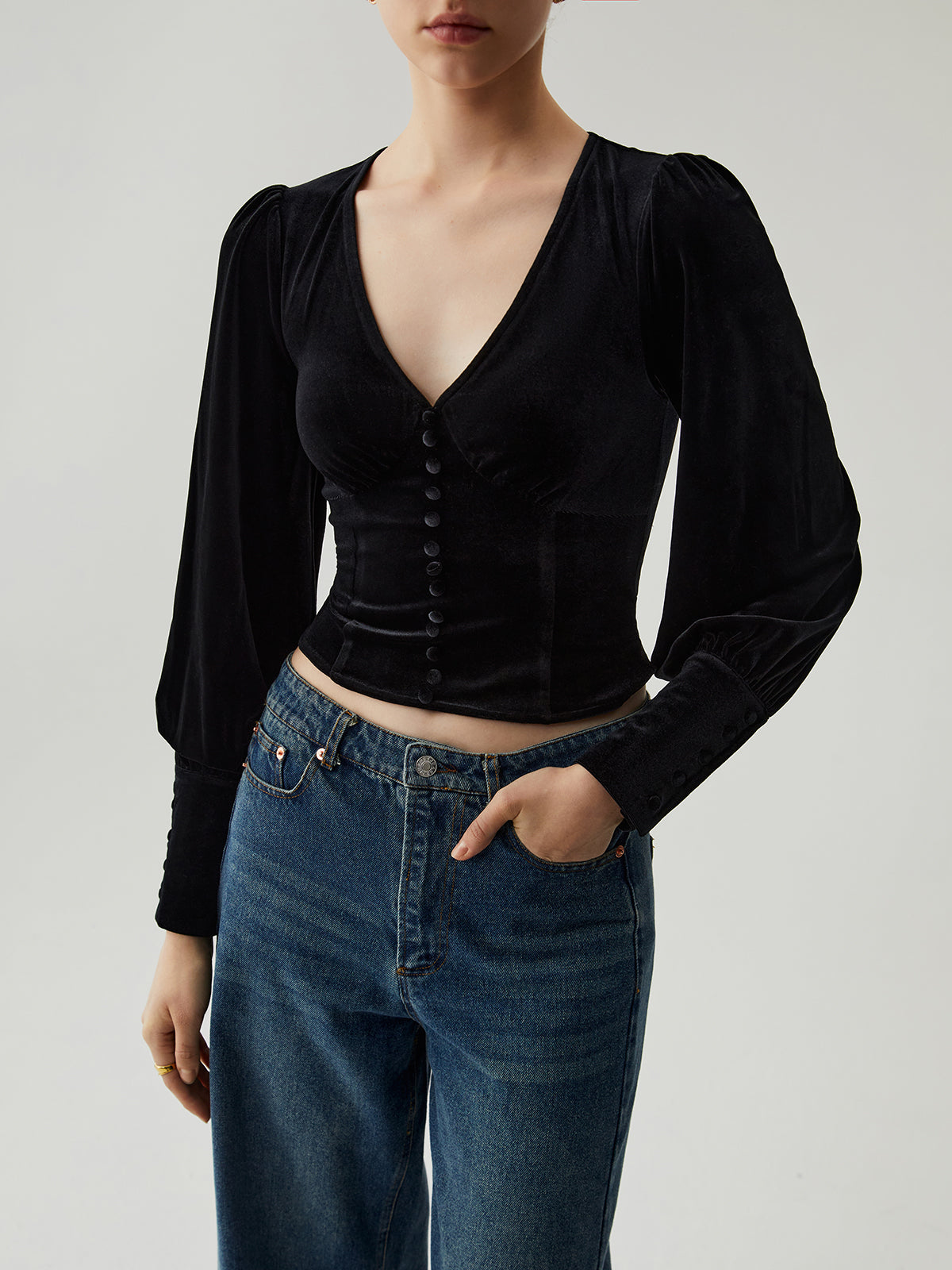 Plunora - Fluwelen Crop Top met Knopen en V-hals