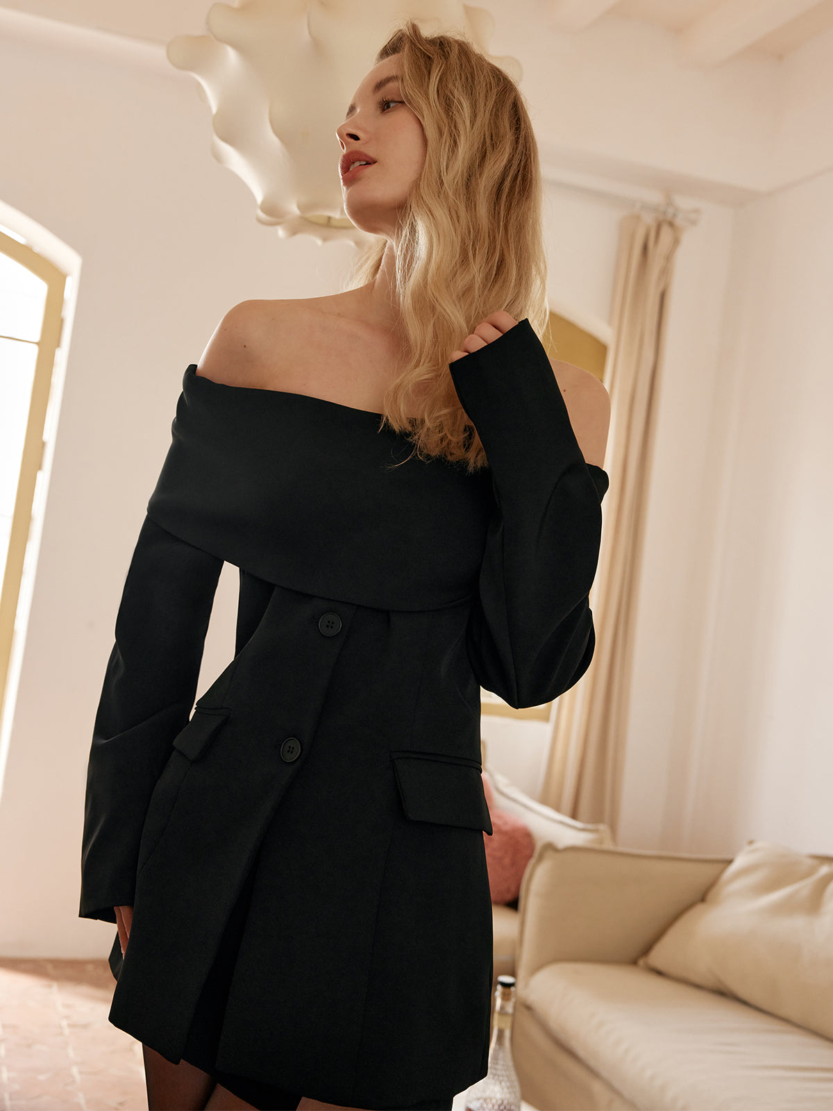 Plunora - Off-Shoulder Blazer met Knopen en Zakken