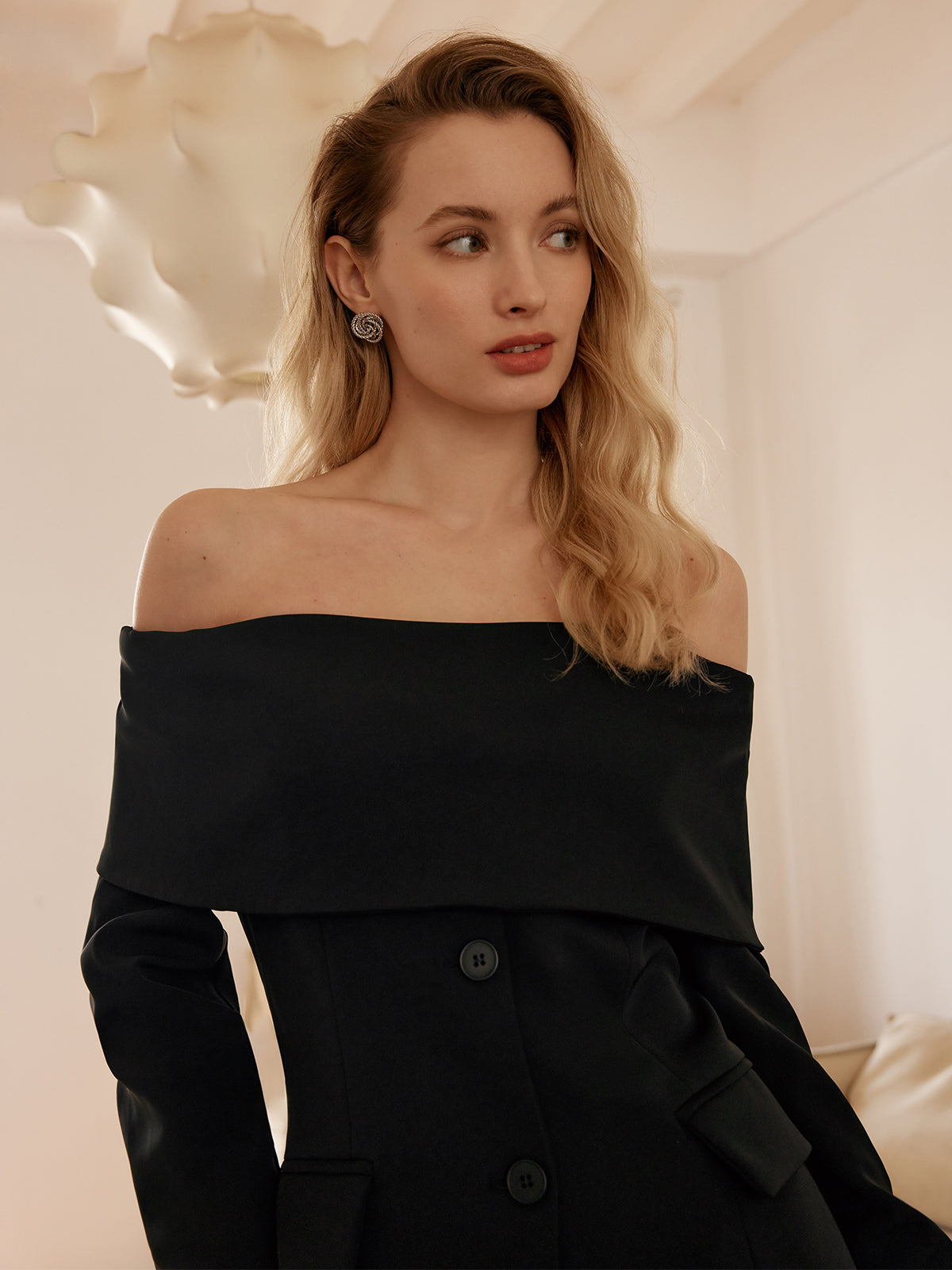 Plunora - Off-Shoulder Blazer met Knopen en Zakken