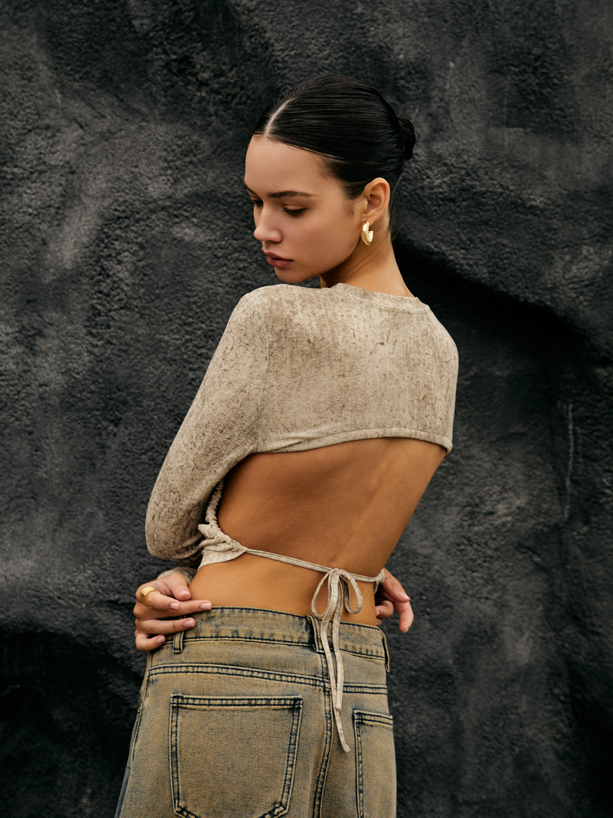 Plunora - Crop Top met Lange Mouwen en Open Rug met Trekkoord