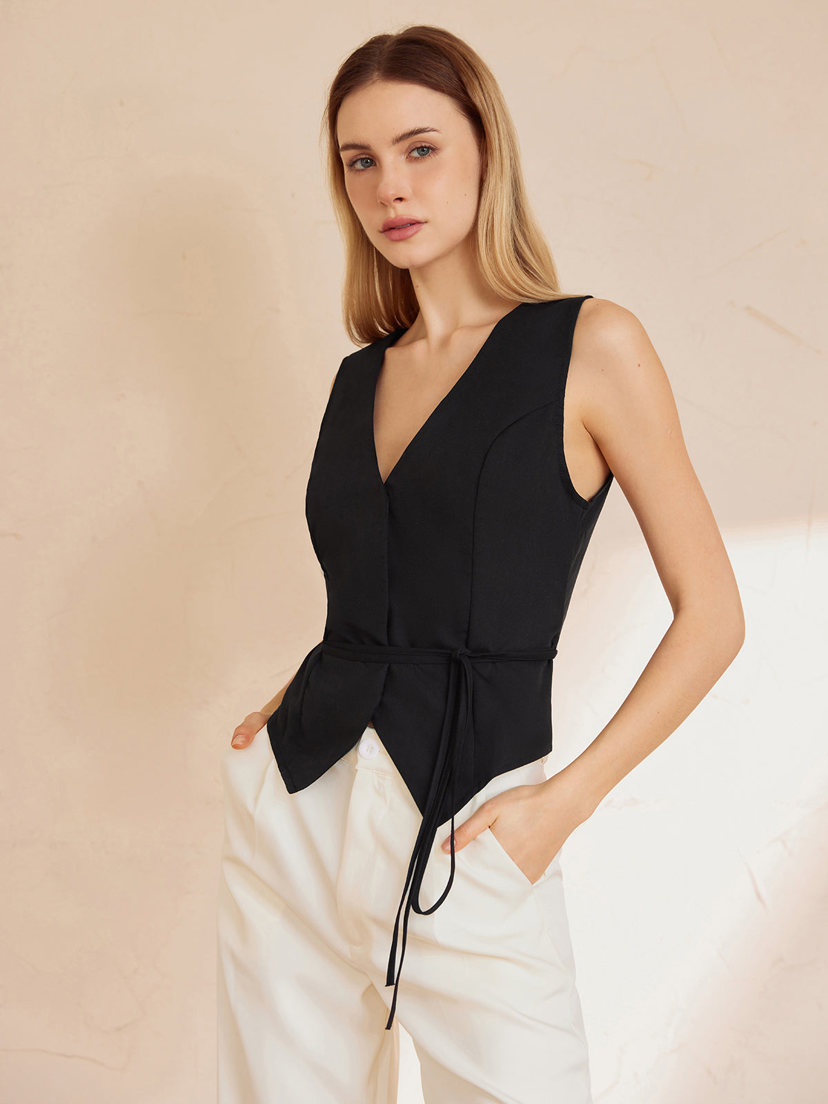 Plunora - Basic Waistcoat Met Geknoopte V-Hals